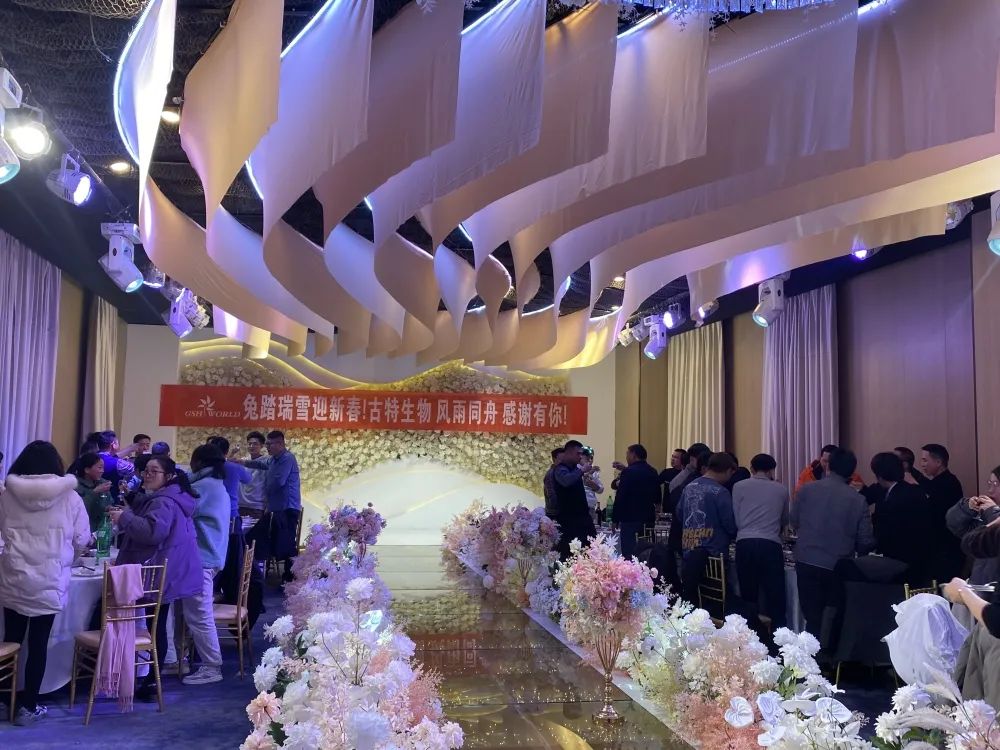 所有員工歡聚一堂，共同舉杯慶祝